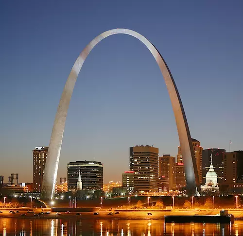 St. Louis Gateway Arch | By St_Louis_night_expblend.jpg: Daniel Schwenderivative work: ←fetchcomms - St_Louis_night_expblend.jpg, CC BY-SA 3.0, https://commons.wikimedia.org/w/index.php?curid=14673204